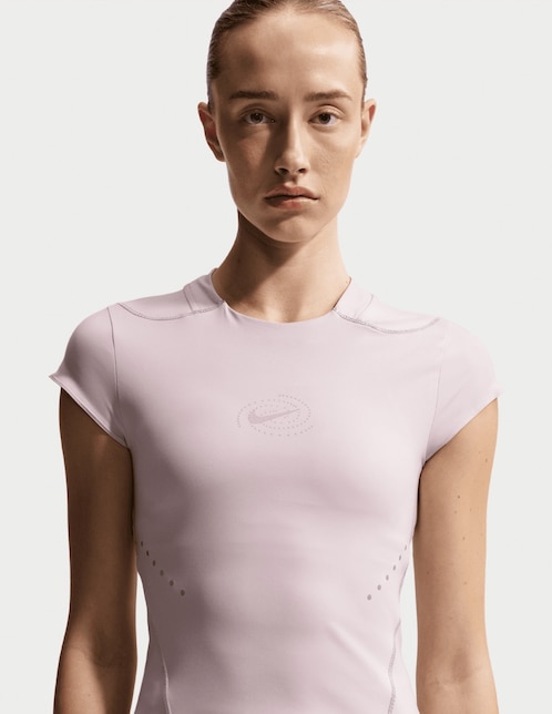 Playera deportiva para correr Nike de mujer