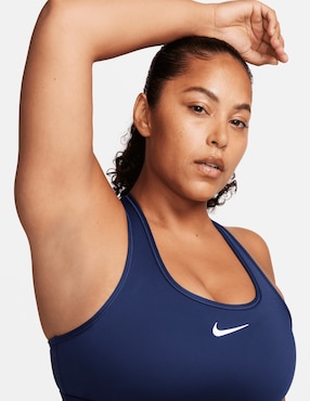 Top deportivo Nike Swoosh para entrenamiento mujer