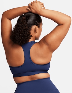 Top deportivo Nike Swoosh para entrenamiento mujer