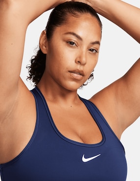 Top deportivo Nike Swoosh para entrenamiento mujer