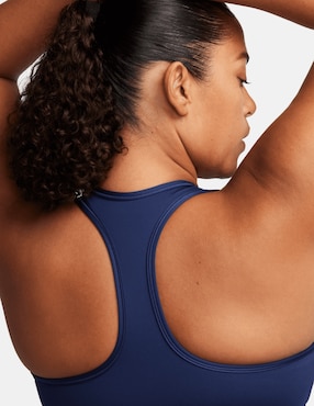 Top deportivo Nike Swoosh para entrenamiento mujer