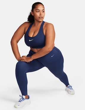 Top deportivo Nike Swoosh para entrenamiento mujer