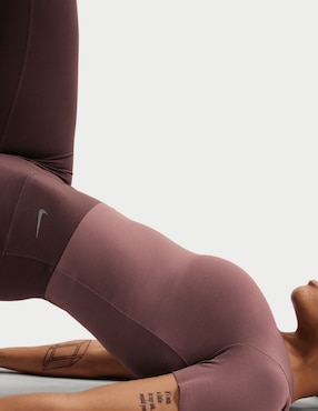 Playera deportiva para entrenamiento Nike Zenvy de mujer