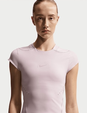 Playera deportiva para correr Nike de mujer