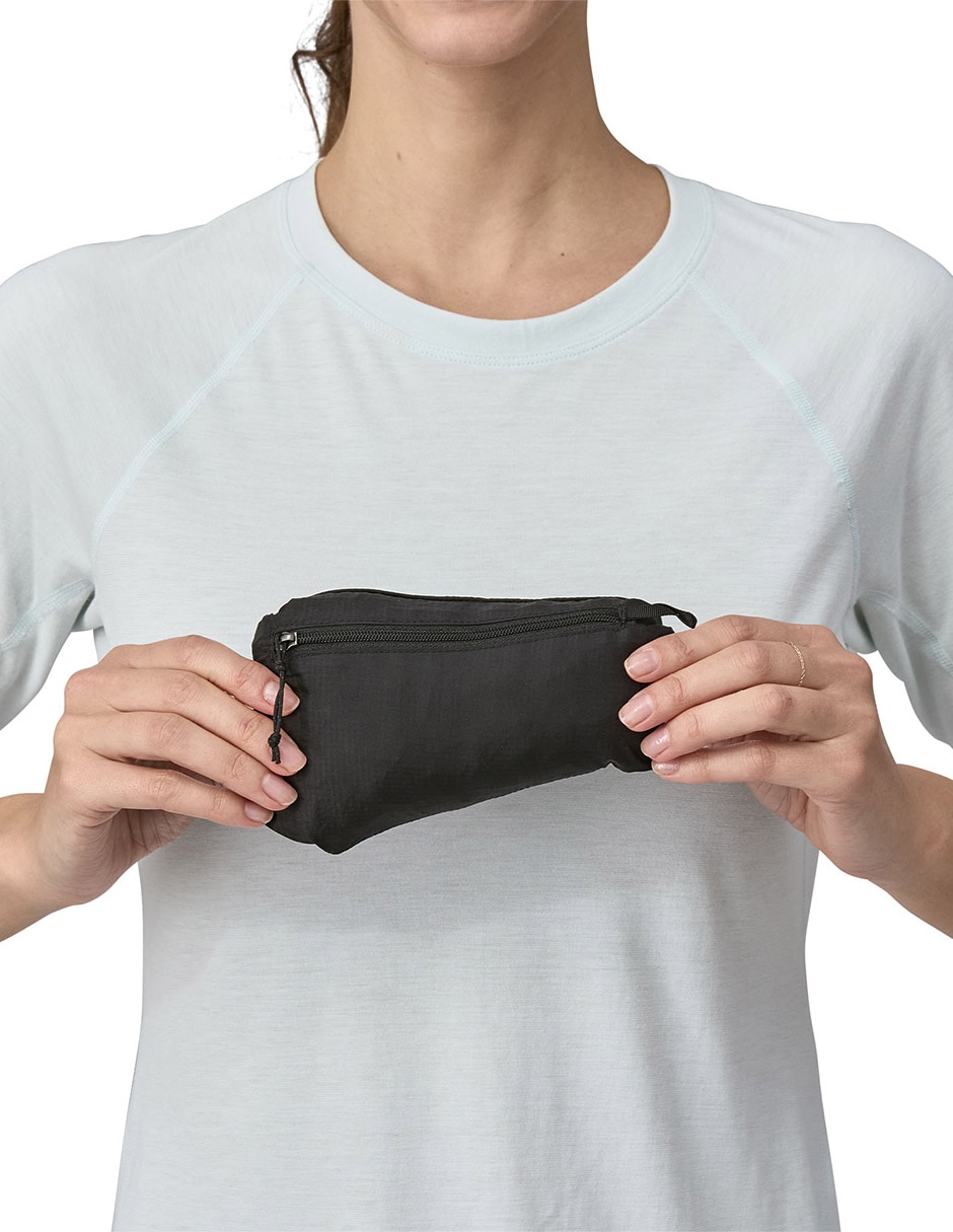 Chamarra rompevientos outdoor Houdini Patagonia para mujer.